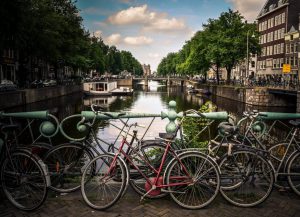 Centrala Amsterdam med kanalen och cyklar