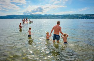 Familjer som badar / Foto: Vidar Nordli-Mathisen