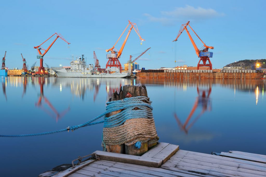 Göteborgs hamn med kranar