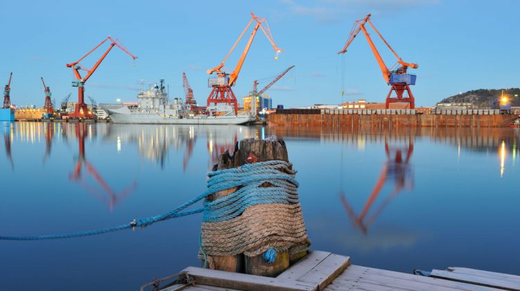 Göteborgs hamn med kranar