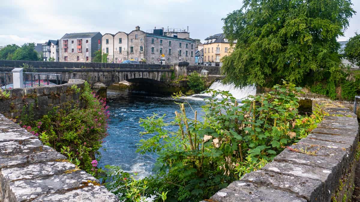 Floden Corrib i centrala Galway