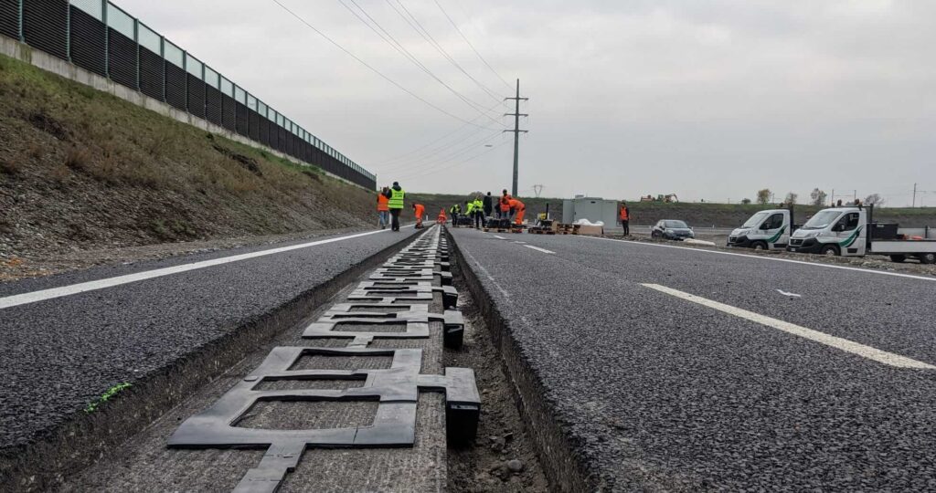 Gummerade kopparspolarna som finns inlagda i vägen | Foto: © Electreon AB 