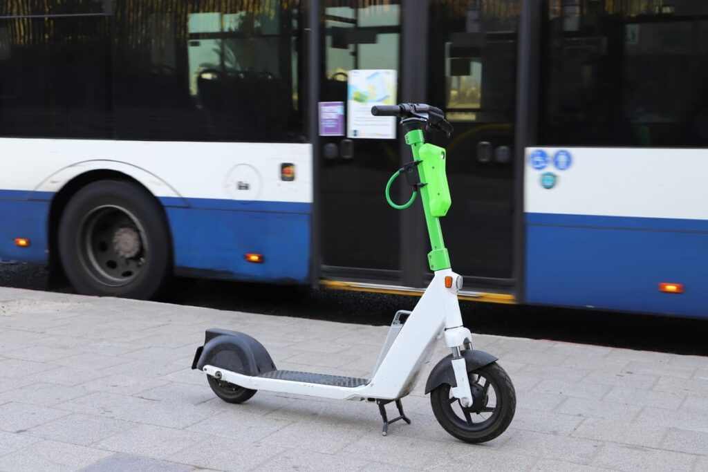 Elbuss och elsparkcykel – vägen till en grön omställning