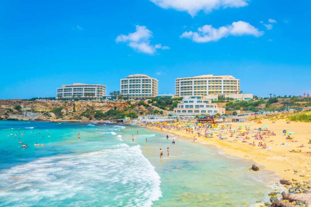 Den populära stranden Golden Bay i Il-Mellieħa