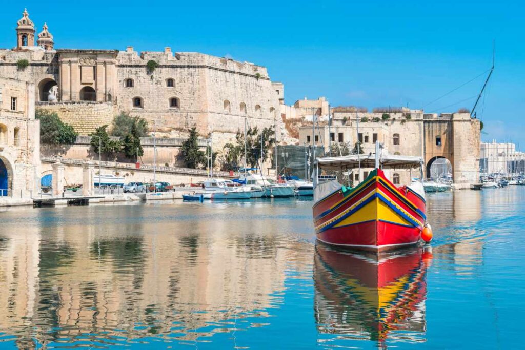 Hamnen i Valletta med en traditionell passagerarbåt