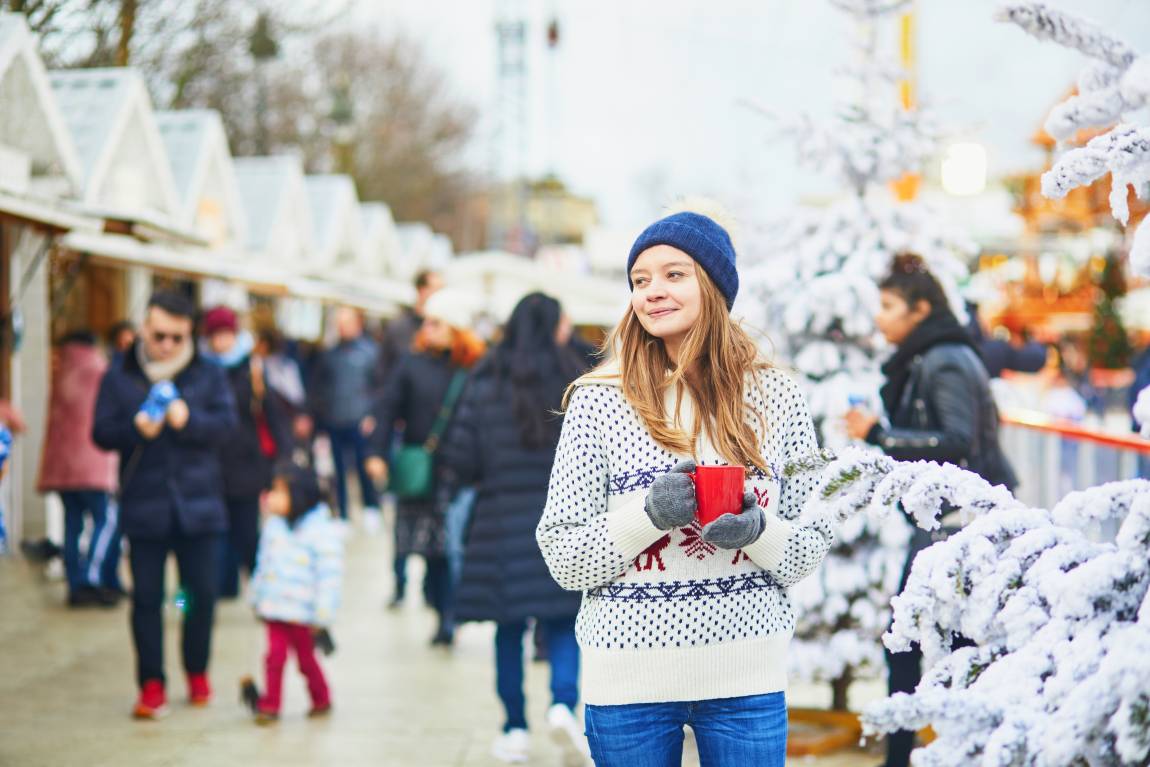 Ung kvinna på julmarknad i Frankrike