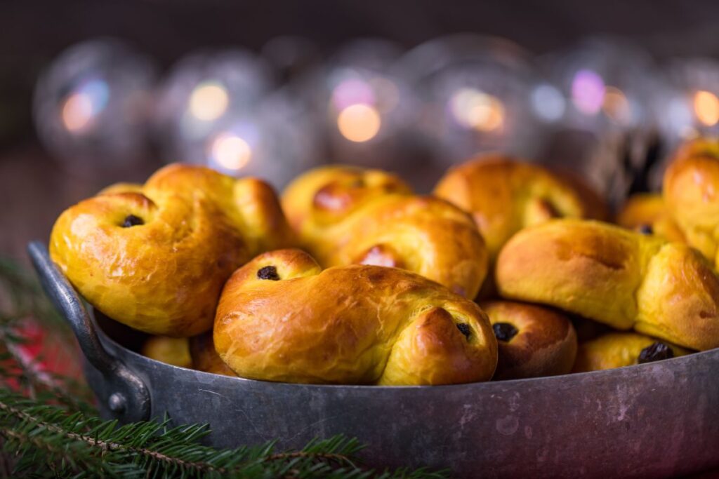 Lussebullar på ett fat