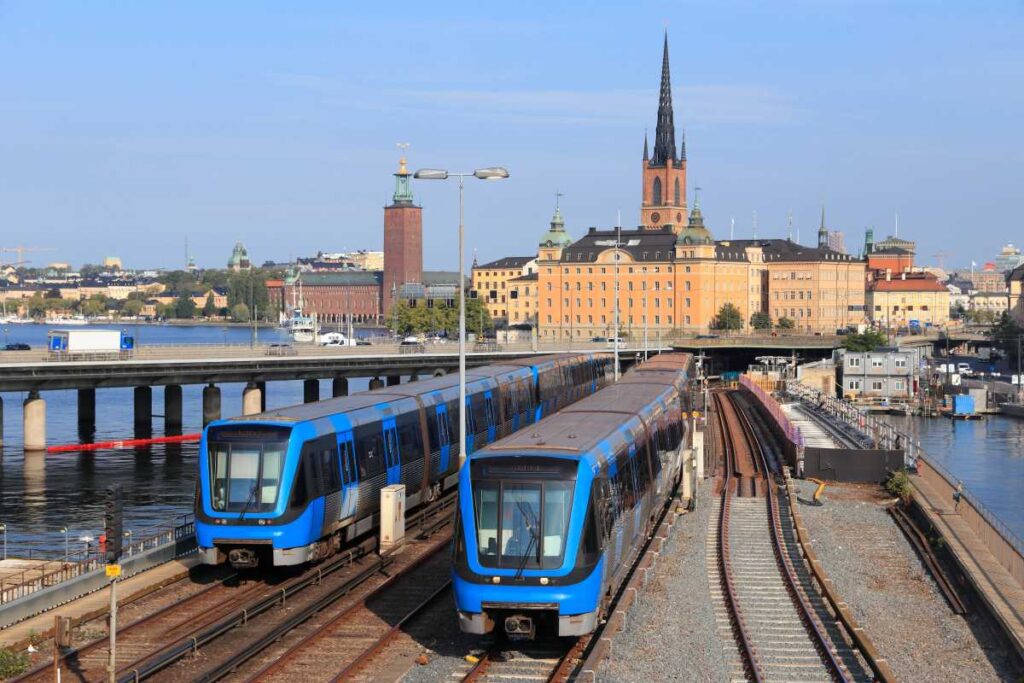 T-banetåg med Stockholms stadshus i bakgrunden