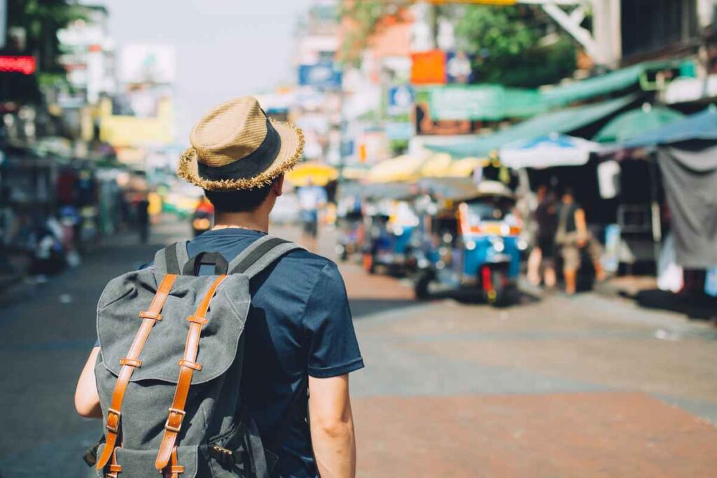 Ensam backpacker på en gata i en asiatisk stad, en av 7 resetrender 2023