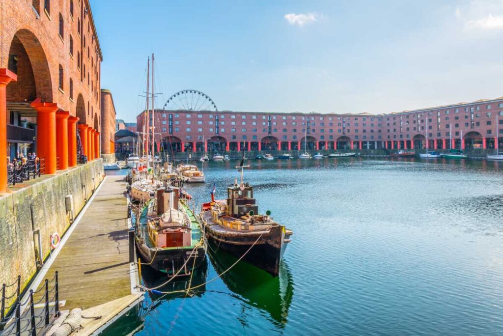 Liverpool gamla hamn, med båtar i förgrunden och magasin i bakgrunden