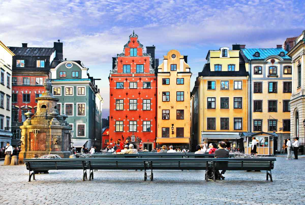 Stortorget i Gamla stan, med de gamla byggnaderna i bakgrunden och bänkar i förgrunden