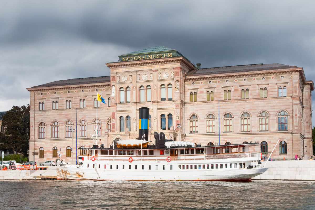 Nationalmuseet med en skärgårdsfärja ankrad framför