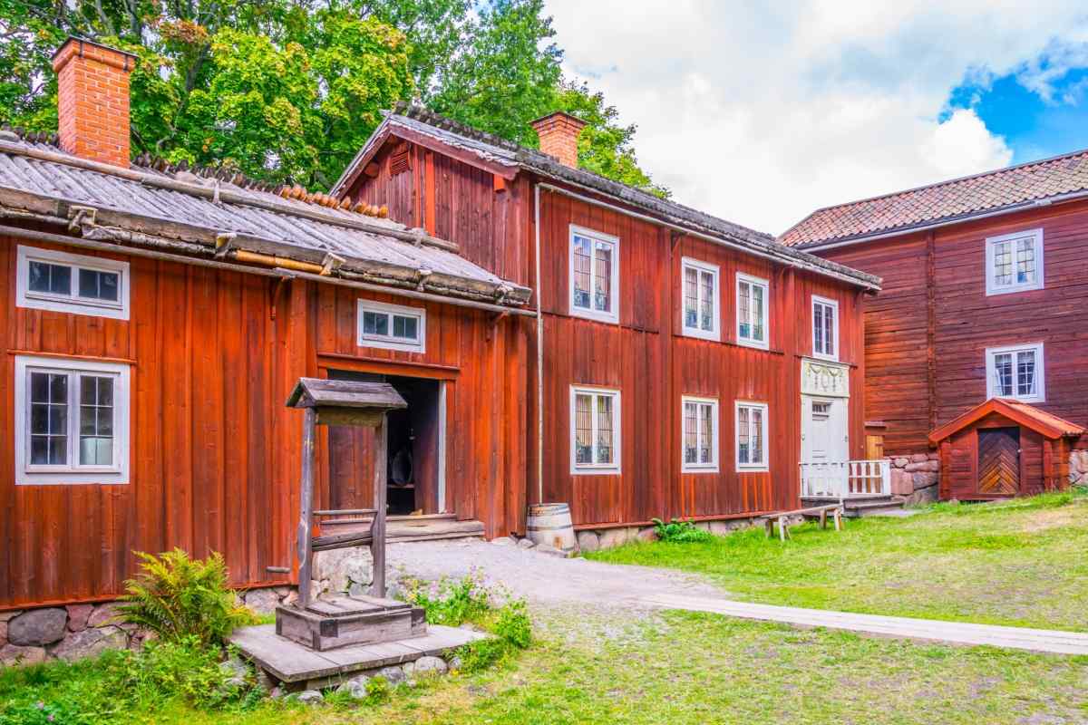 Några av de kulturminnesmärkta byggnaderna på Skansen