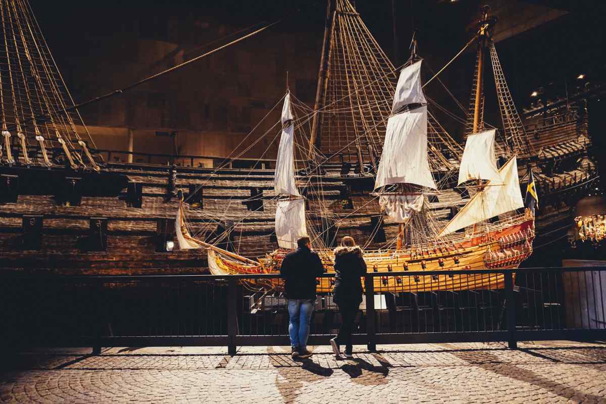 Skeppsvraket Vasa och en mindre modell av originalet