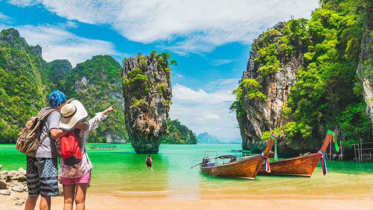 Ett par på en strand i Phuket, Thailand