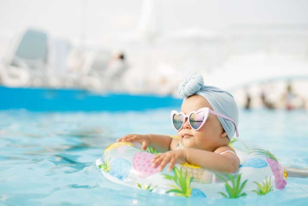 Resa med småbarn: Baby med badring i poolen