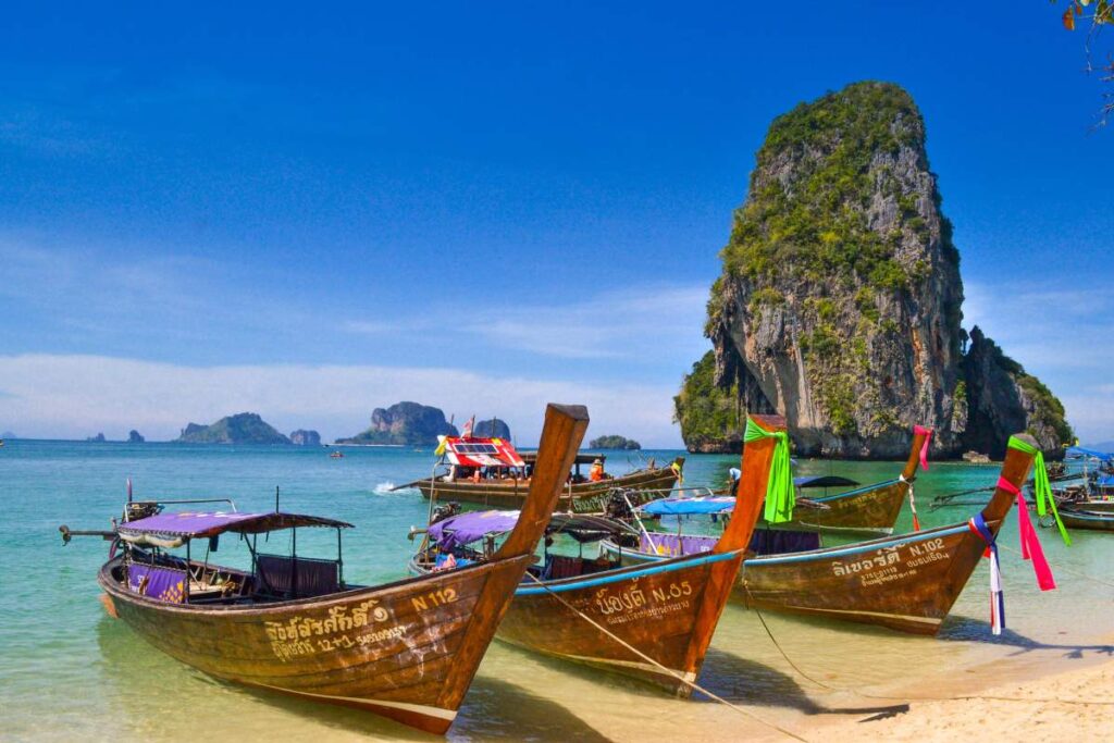 Krabi, Thailand: båtar på en strand