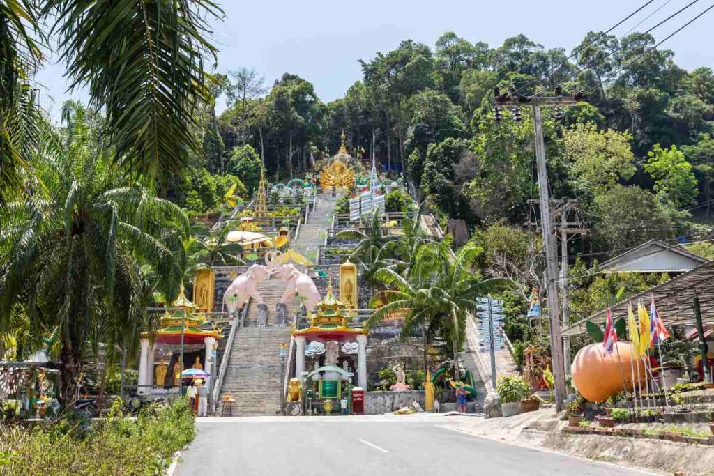 Trapporna upp till Mountain Buddha Temple, Krabi