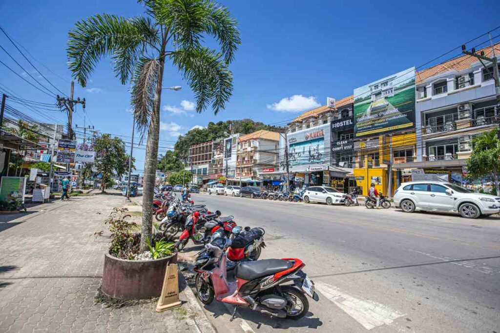 En gata i staden Ao Nang