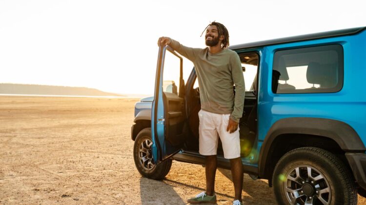 Afrikanska bilmärken: En man och en Jeep i öknen
