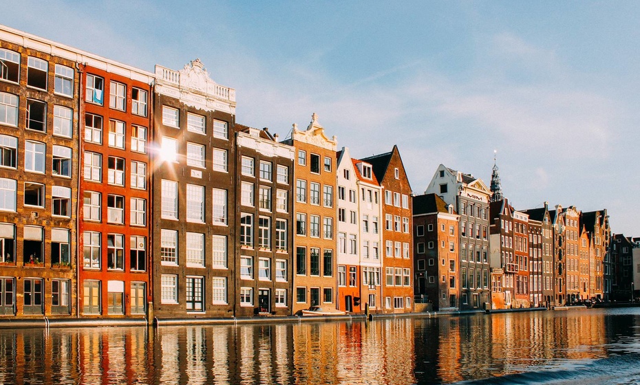 Amsterdam och hus vid kanalen