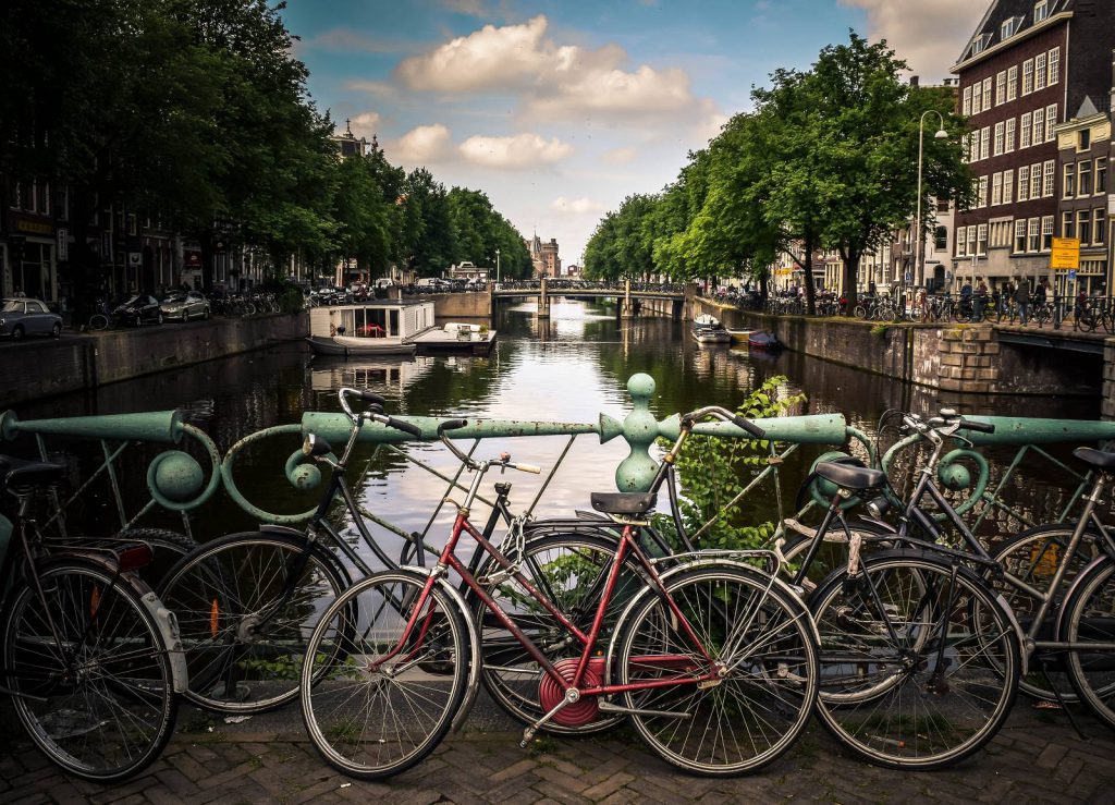 Cyklar vid kanalen i Amsterdam